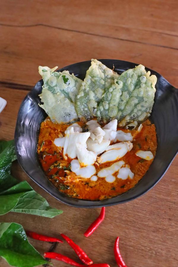 Ma Maison : Crab meat with betel leaves in red curry